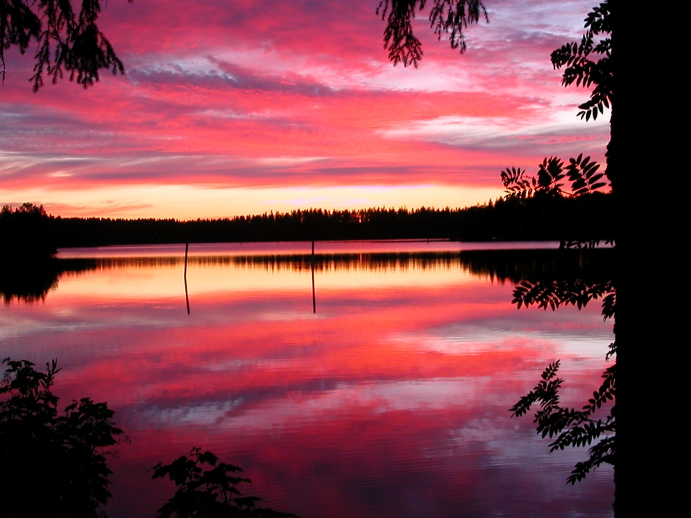 suhteen. Kesällä Aurinko on pidemmän aikaa näkyvissä ja nousee korkeammalle taivaalla.