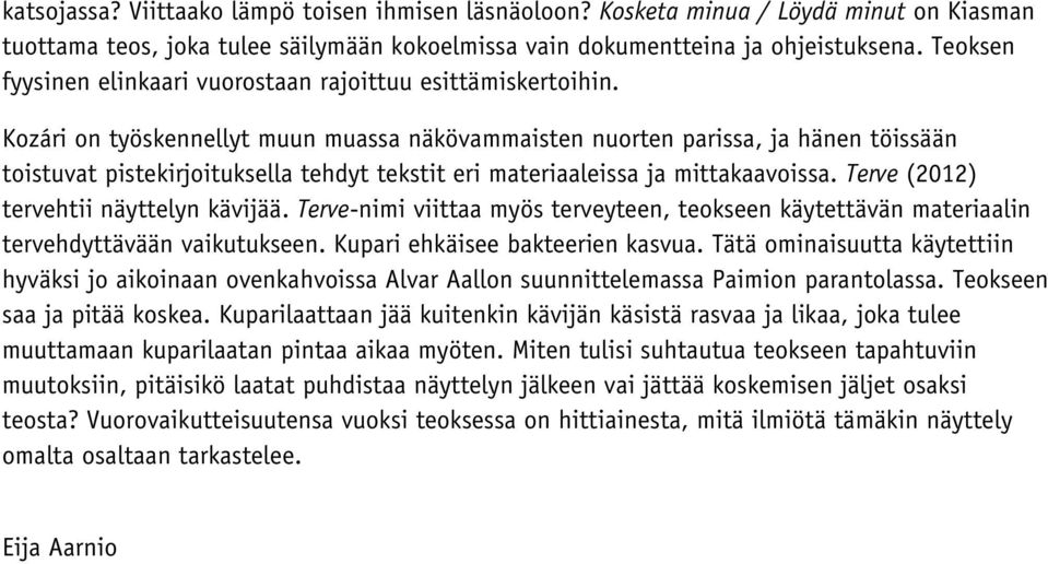 Kozári on työskennellyt muun muassa näkövammaisten nuorten parissa, ja hänen töissään toistuvat pistekirjoituksella tehdyt tekstit eri materiaaleissa ja mittakaavoissa.