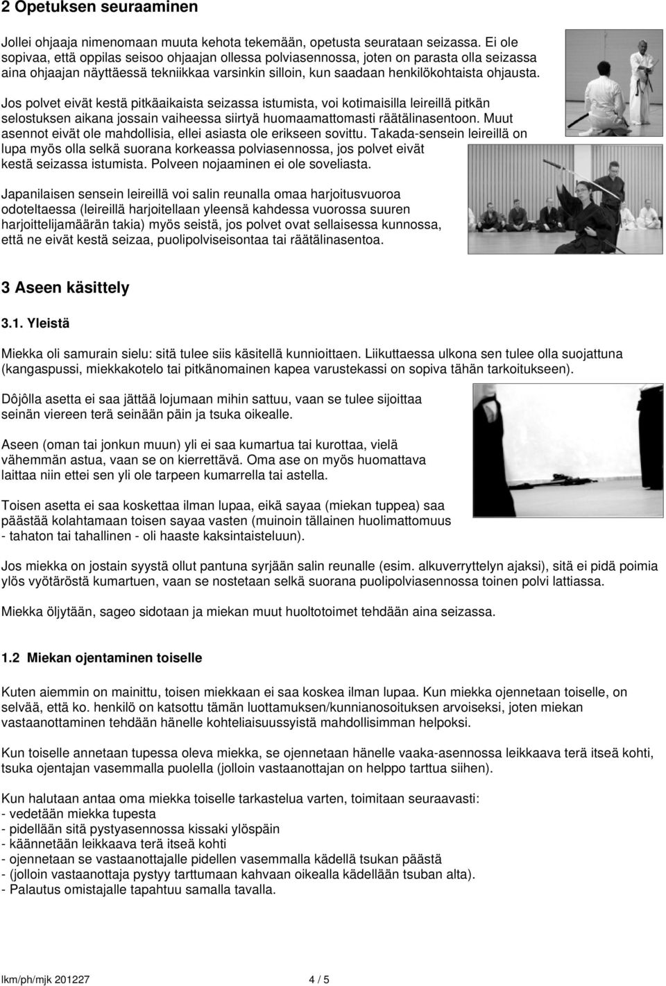 Jos polvet eivät kestä pitkäaikaista seizassa istumista, voi kotimaisilla leireillä pitkän selostuksen aikana jossain vaiheessa siirtyä huomaamattomasti räätälinasentoon.