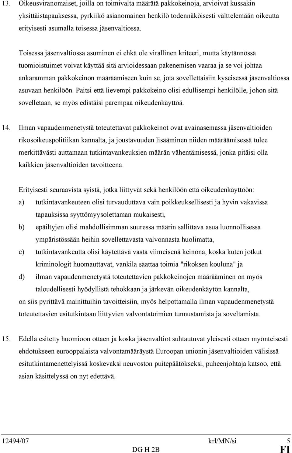Toisessa jäsenvaltiossa asuminen ei ehkä ole virallinen kriteeri, mutta käytännössä tuomioistuimet voivat käyttää sitä arvioidessaan pakenemisen vaaraa ja se voi johtaa ankaramman pakkokeinon