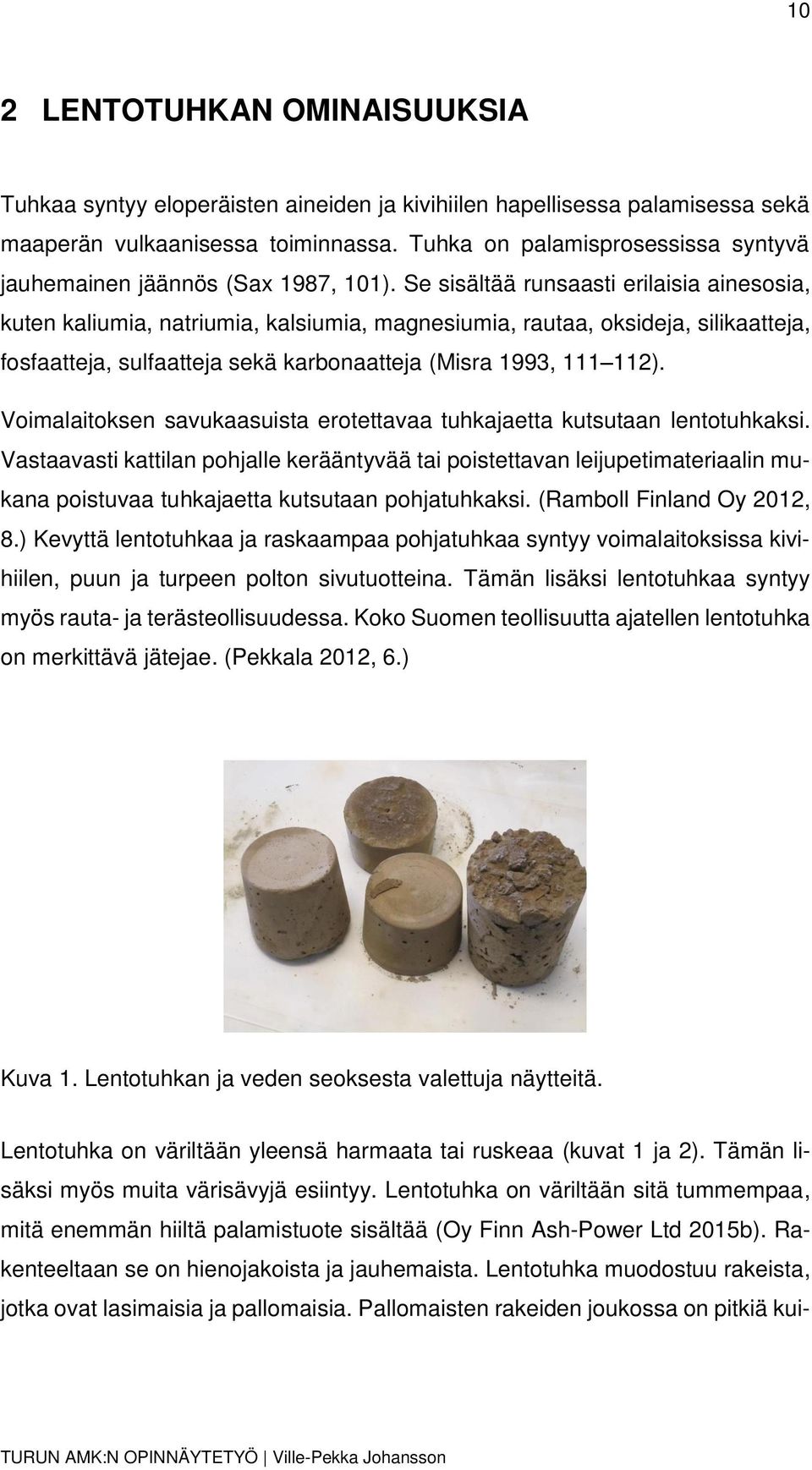 Se sisältää runsaasti erilaisia ainesosia, kuten kaliumia, natriumia, kalsiumia, magnesiumia, rautaa, oksideja, silikaatteja, fosfaatteja, sulfaatteja sekä karbonaatteja (Misra 1993, 111 112).