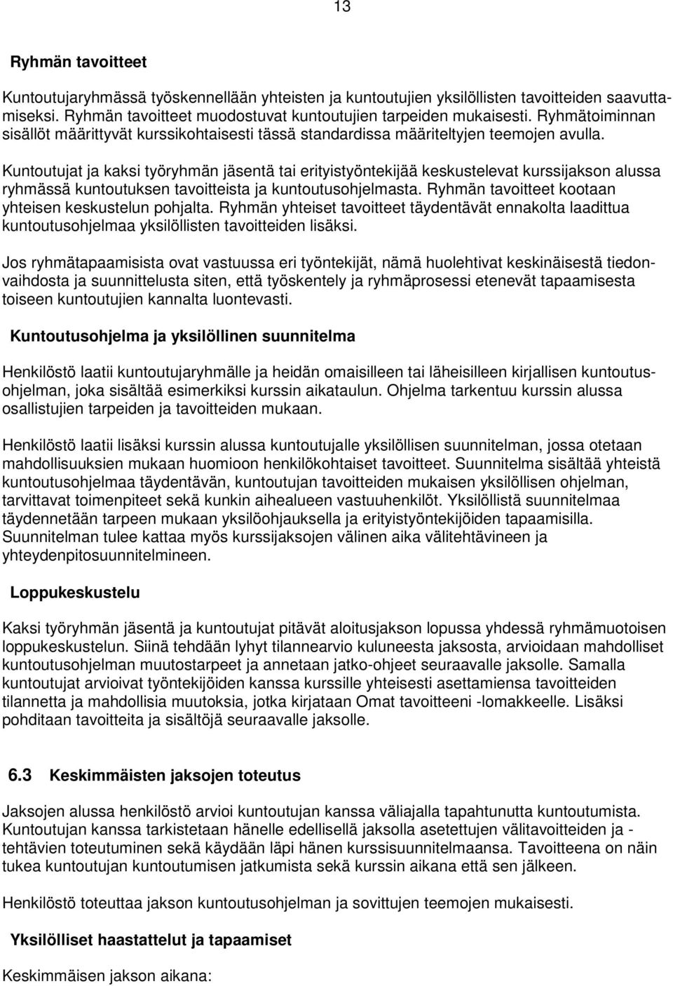 Kuntoutujat ja kaksi työryhmän jäsentä tai erityistyöntekijää keskustelevat kurssijakson alussa ryhmässä kuntoutuksen tavoitteista ja kuntoutusohjelmasta.