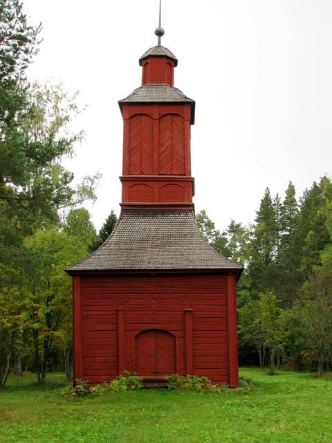 Kirkkosaaren Tapuli, rakennettu 1740-1750 välisenä aikana, pohjalainen tyyli. RKY 2009 kohde ja teksti. 1700-luvulla asutus muodostui järven rannoille asettautuneista kalastajista ja kaskeajista.
