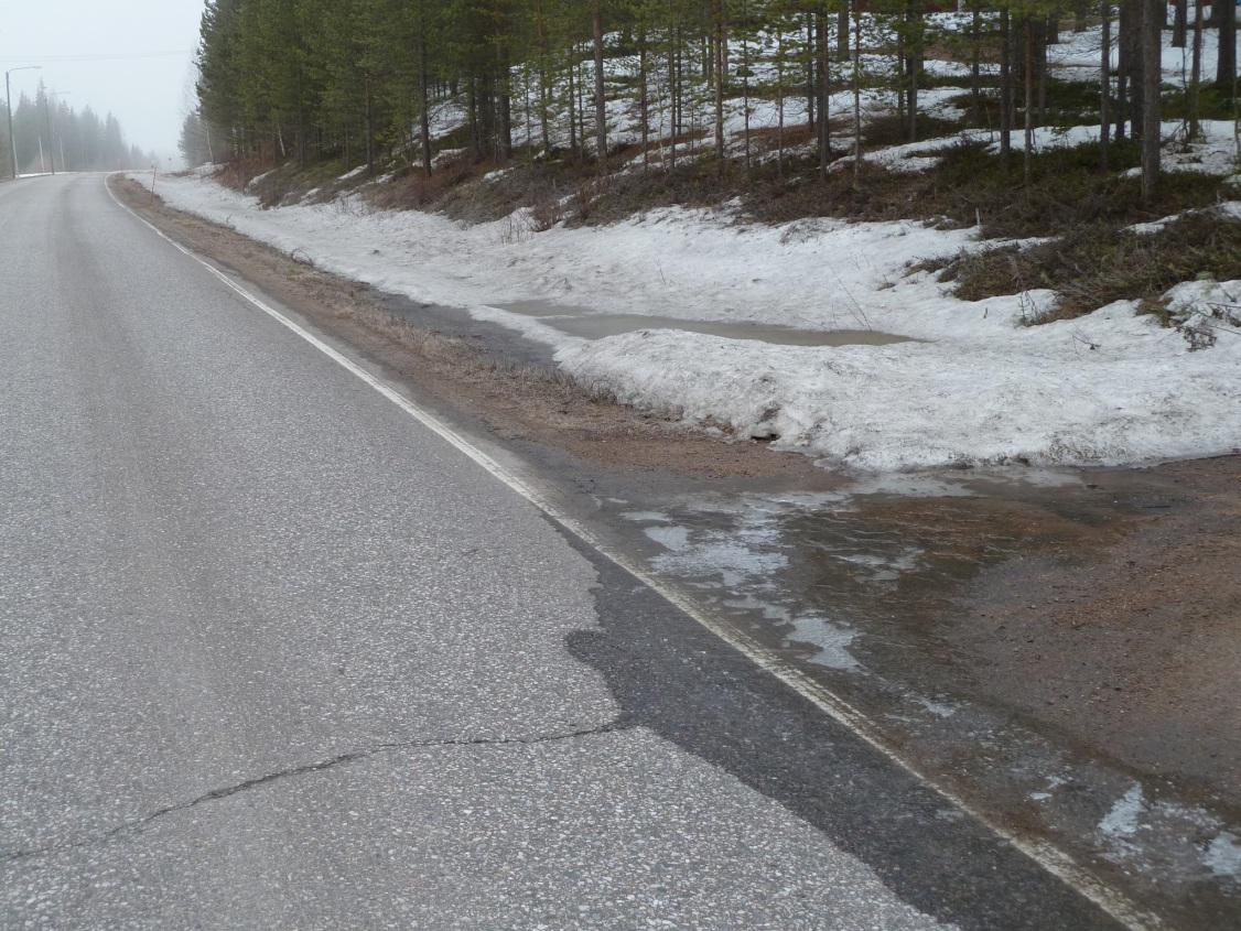 18 Kuva 13. Pl. 1700 m. Liittymän rumpu on jäässä, yläpuolelle on paantanut ja vesi virtaa liittymän yli. Kuva 14.