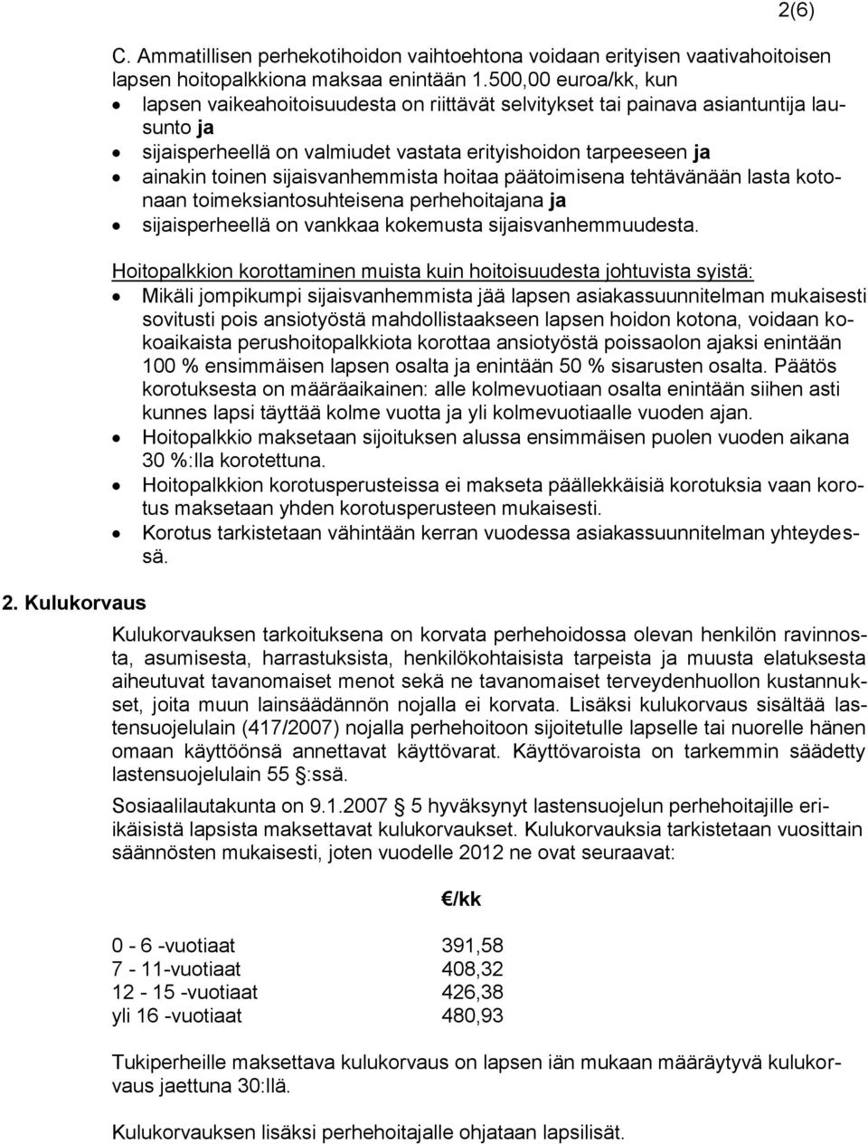 sijaisvanhemmista hoitaa päätoimisena tehtävänään lasta kotonaan toimeksiantosuhteisena perhehoitajana ja sijaisperheellä on vankkaa kokemusta sijaisvanhemmuudesta.