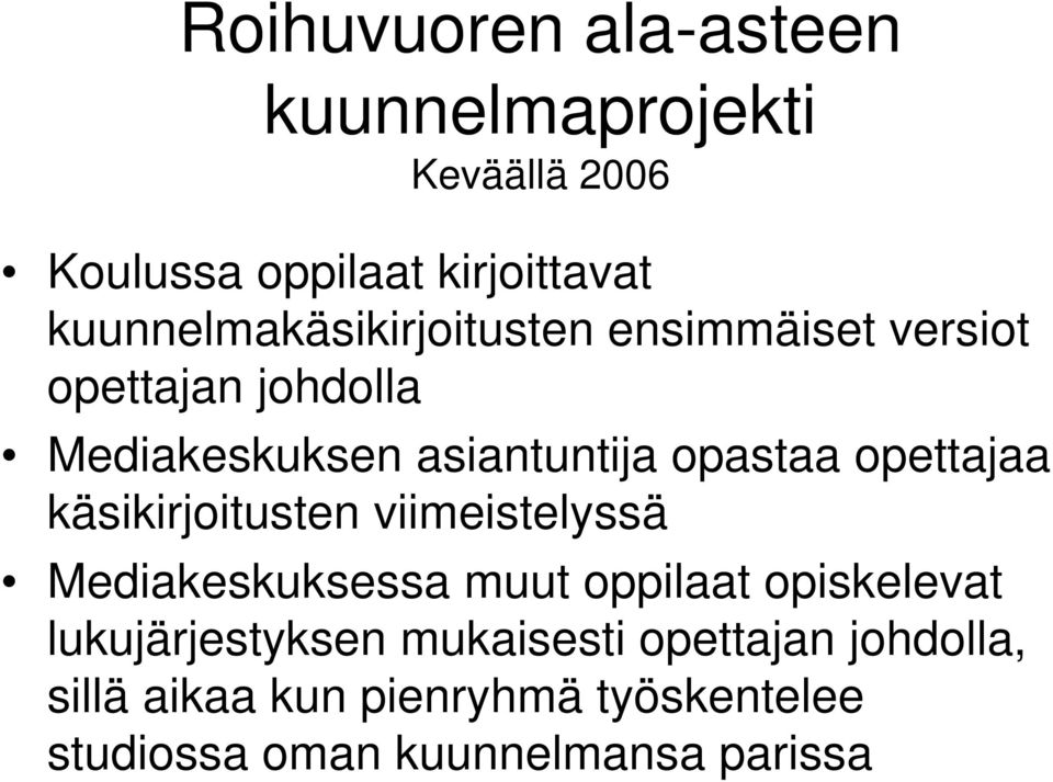 opastaa opettajaa käsikirjoitusten viimeistelyssä Mediakeskuksessa muut oppilaat opiskelevat