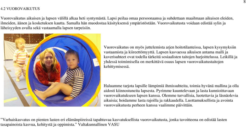 Vuorovaikutus on myös juttelemista arjen hoitotilanteissa, lapsen kysymyksiin vastaamista ja kiireettömyyttä.