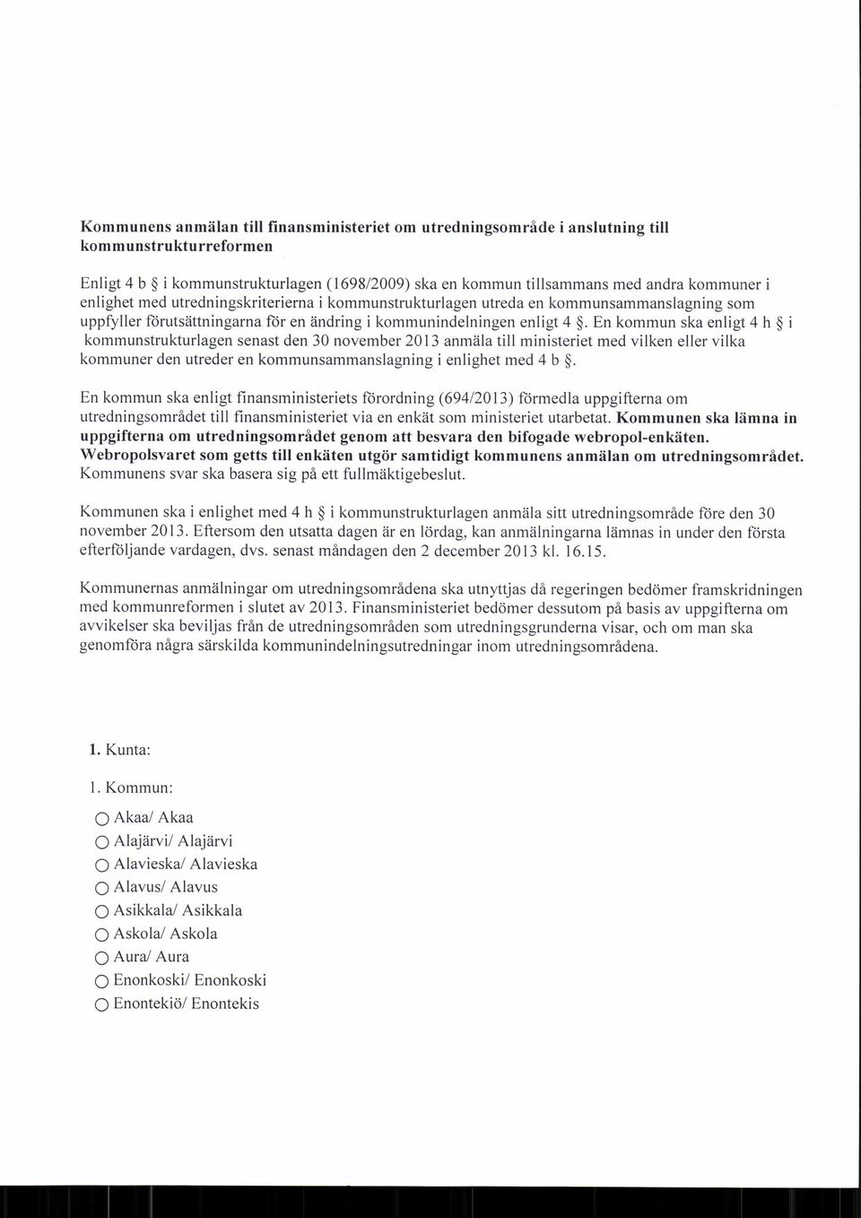 En kommun ska enligt 4 h i kommunstrukturlagen senast den 30 november 2013 anmäla till ministeriet med vilken eller vilka kommuner den utreder en kommunsammanslagning i enlighet med 4 b.