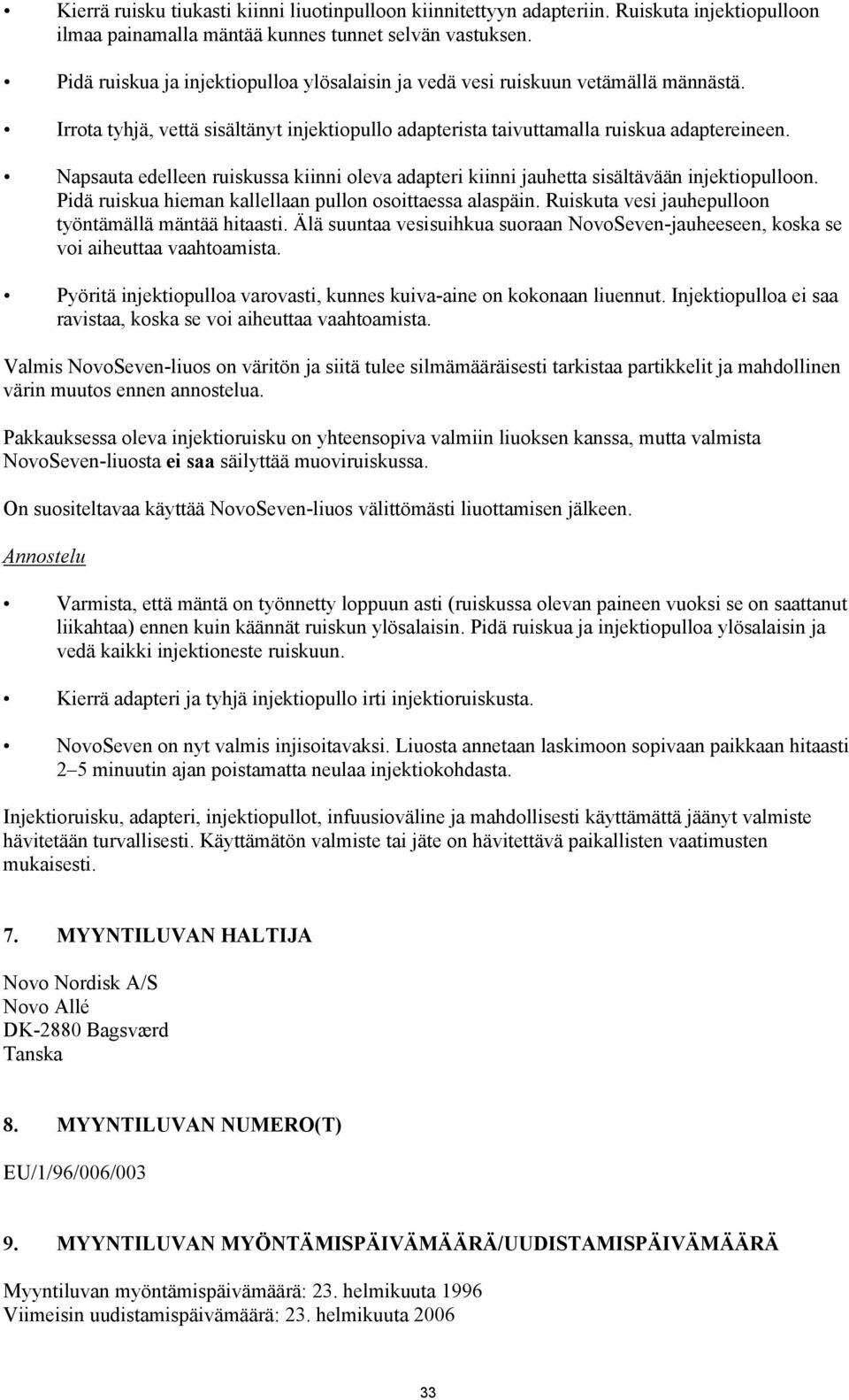 Napsauta edelleen ruiskussa kiinni oleva adapteri kiinni jauhetta sisältävään injektiopulloon. Pidä ruiskua hieman kallellaan pullon osoittaessa alaspäin.