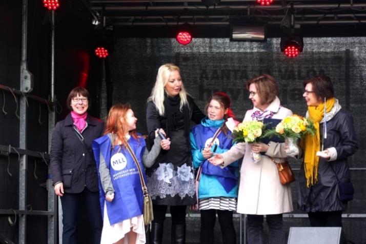 Vuosikertomus 2015 5 Vasemmassa kuvassa MLL:n Kymen piirin Leikkilä Kympin Nainen -tapahtumassa 16.5. ja oikeassa kuvassa MLL:n Kymen piirin Liisa Hasanen (vasemmalla) ja Christa Carpelan (kolmas vasemmalta) Lasten Lauantai -tapahtumassa 9.