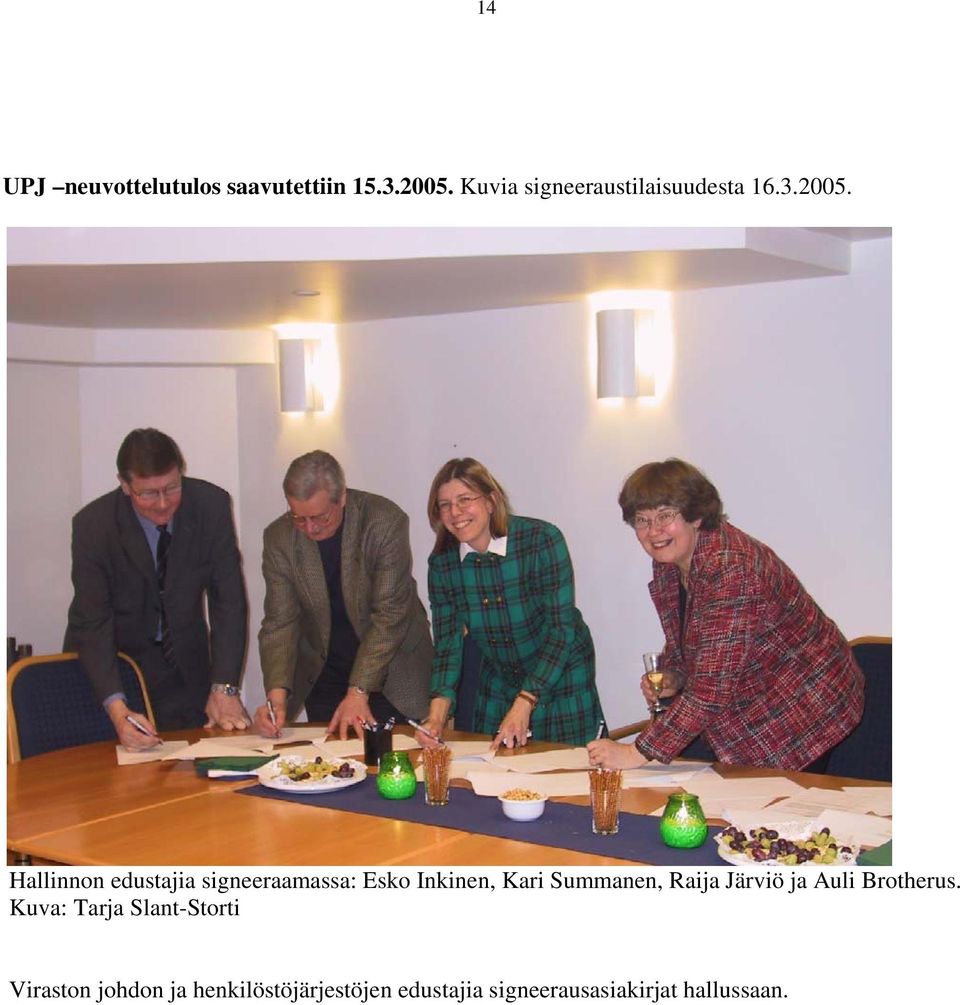 Hallinnon edustajia signeeraamassa: Esko Inkinen, Kari Summanen, Raija