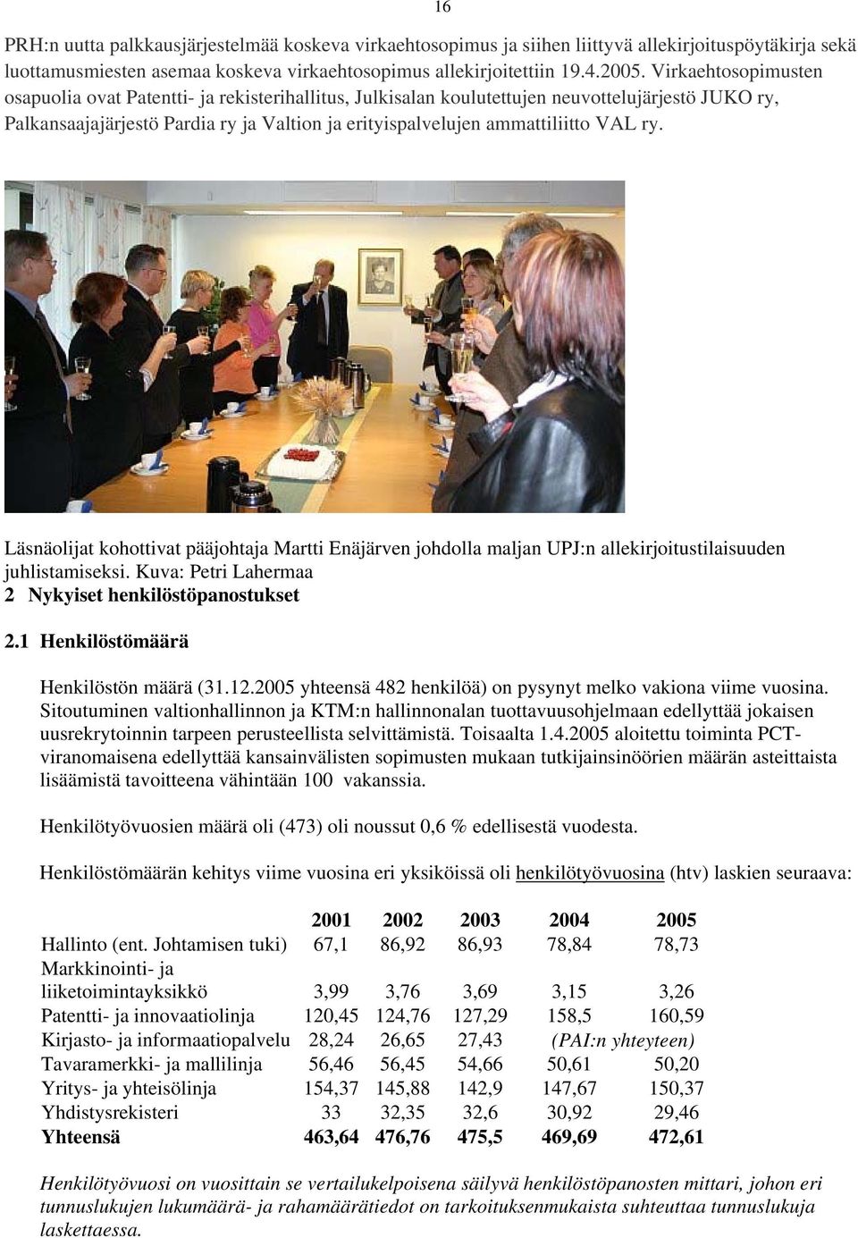 ry. 16 Läsnäolijat kohottivat pääjohtaja Martti Enäjärven johdolla maljan UPJ:n allekirjoitustilaisuuden juhlistamiseksi. Kuva: Petri Lahermaa 2 Nykyiset henkilöstöpanostukset 2.