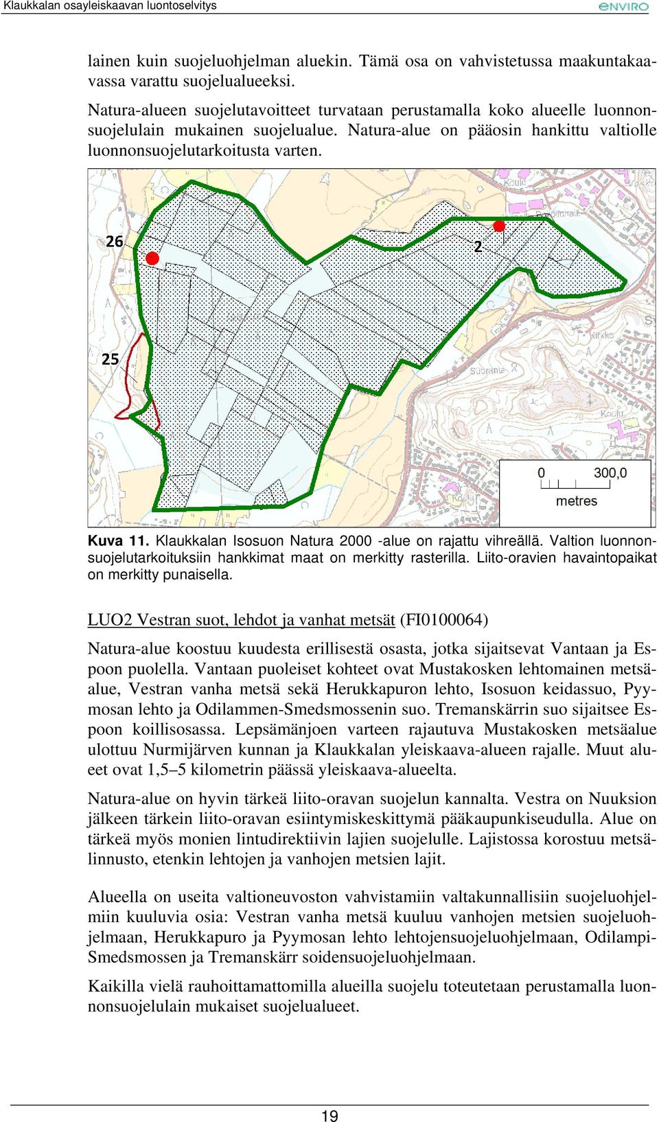 Klaukkalan Isosuon Natura 2000 -alue on rajattu vihreällä. Valtion luonnonsuojelutarkoituksiin hankkimat maat on merkitty rasterilla. Liito-oravien havaintopaikat on merkitty punaisella.