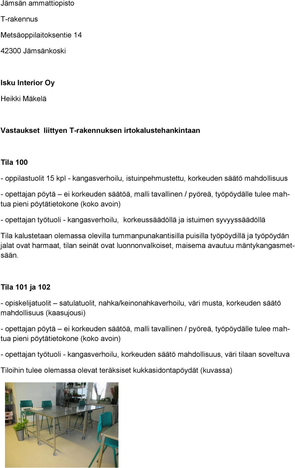 tummanpunakantisilla puisilla työpöydillä ja työpöydän jalat ovat harmaat, tilan seinät ovat luonnonvalkoiset, maisema avautuu mäntykangasmetsään.