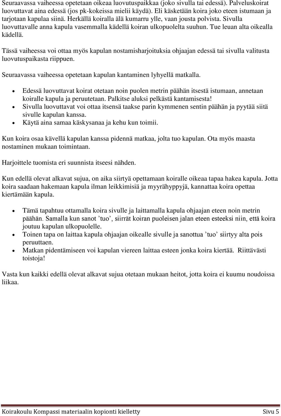 Sivulla luovuttavalle anna kapula vasemmalla kädellä koiran ulkopuolelta suuhun. Tue leuan alta oikealla kädellä.