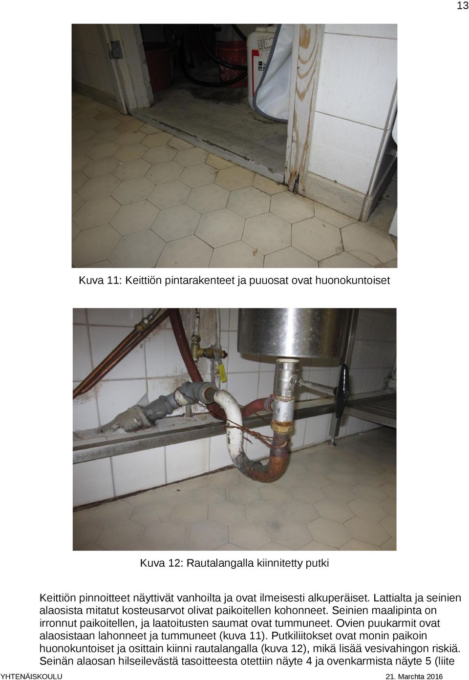 Seinien maalipinta on irronnut paikoitellen, ja laatoitusten saumat ovat tummuneet. Ovien puukarmit ovat alaosistaan lahonneet ja tummuneet (kuva 11).