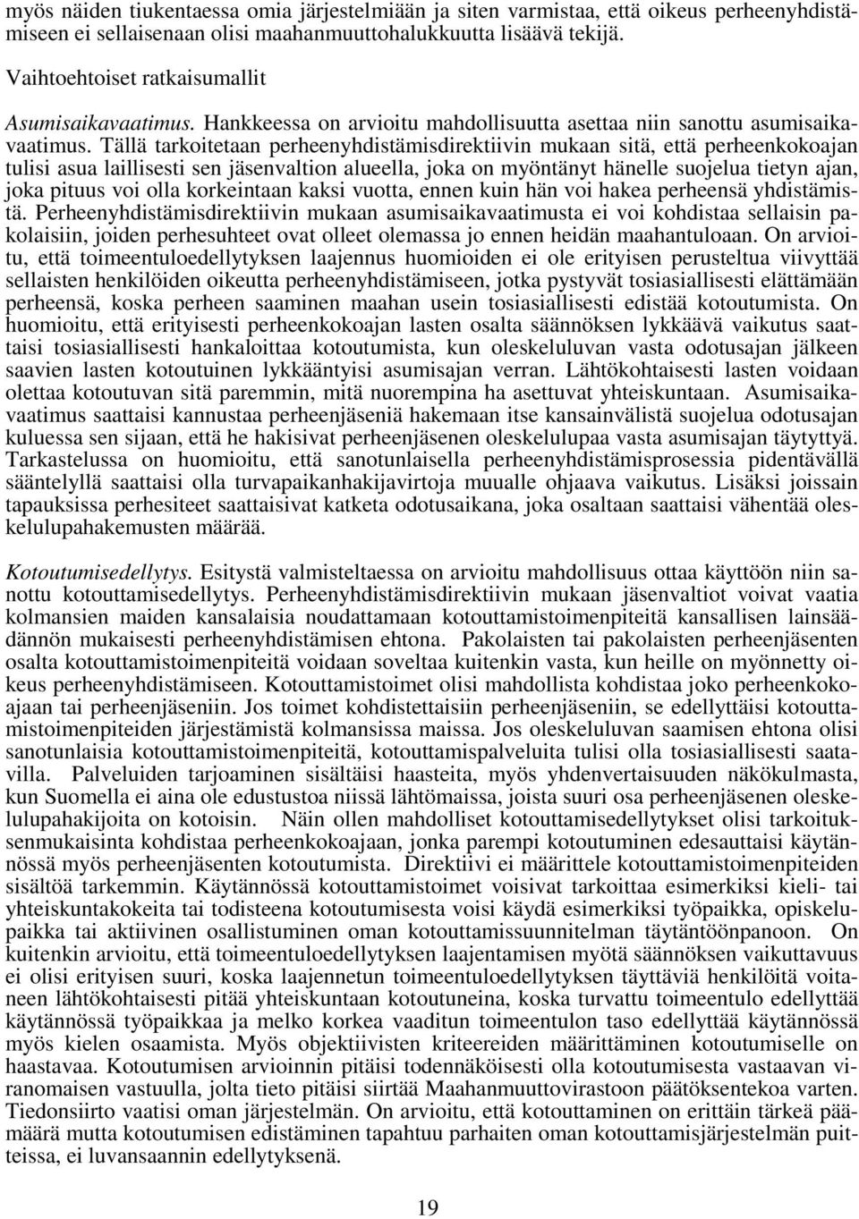 Tällä tarkoitetaan perheenyhdistämisdirektiivin mukaan sitä, että perheenkokoajan tulisi asua laillisesti sen jäsenvaltion alueella, joka on myöntänyt hänelle suojelua tietyn ajan, joka pituus voi