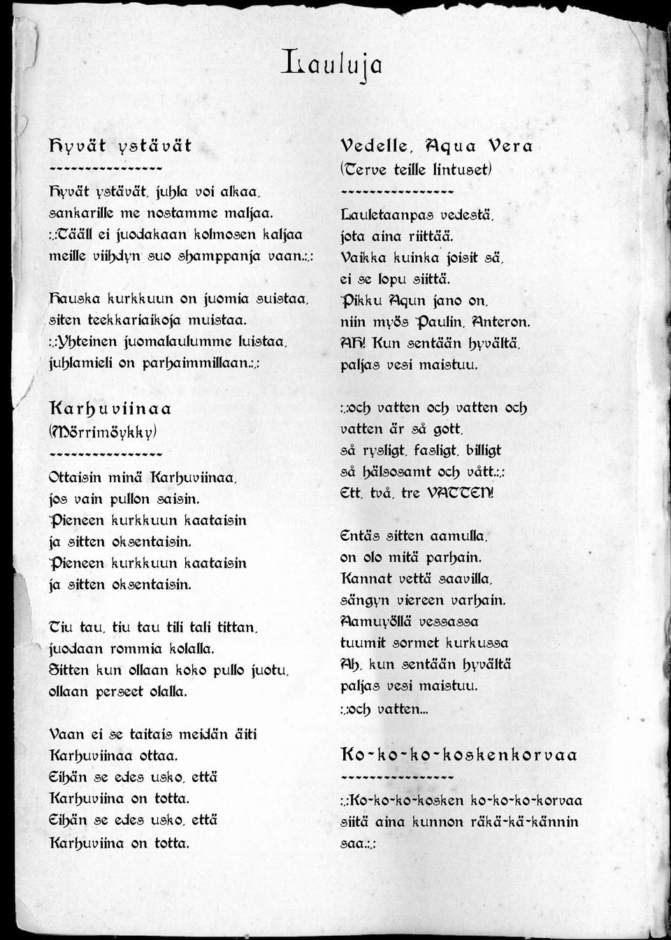 :,: Karhuviinaa (Mörrimöykky) Ottaisin minä Karhuviinaa, jos vain pullon saisin. Pieneen kurkkuun kaataisin ja sitten oksentaisin. Pieneen kurkkuun kaataisin ja sitten oksentaisin. Tiu tau, tiu tau tili tali tittan, juodaan rommia kolalla.