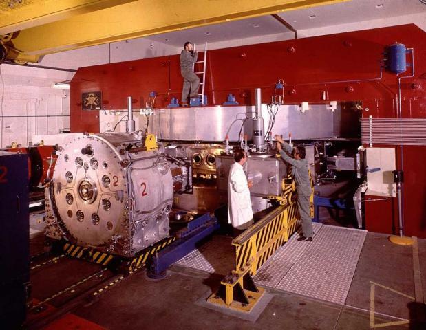 CERNin lyhyt historia laitteisto 1957-1990: CERNin ensimmäinen hiukkaskiihdytin Synchrocyclotron 1959-: Proton