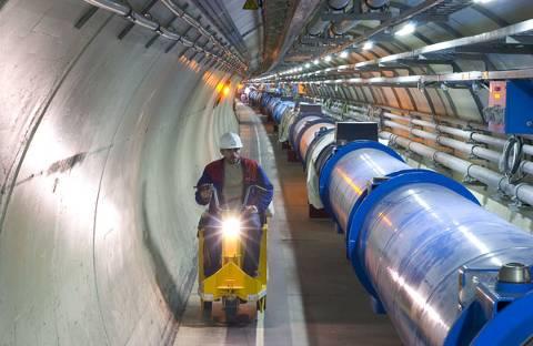 Maailman nopein kilparata Large Hadron Collider (LHC) Yli 600 biljoonaa protonia, jotka kulkevat