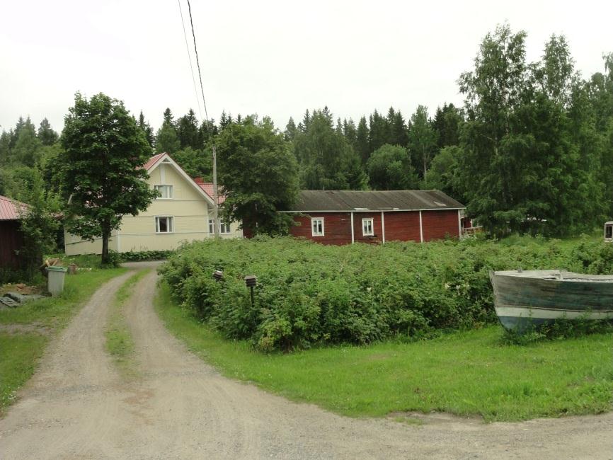 lähiympäristössä, länsiosassa ja länsipuolella voisi ehkä olla maaperässä paikoin jäljellä kiinteää