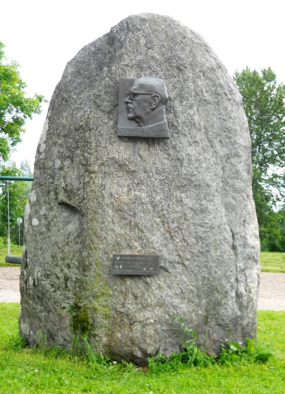 Urho Kekkosen muistokivi Urho Kekkosen muistokivi sijaitsee Varsapuistossa valtion virastotalon edustalla. Kivessä olevan reliefin on tehnyt kuvanveistäjä Pentti Papinaho (s. 1926, k. 1992).