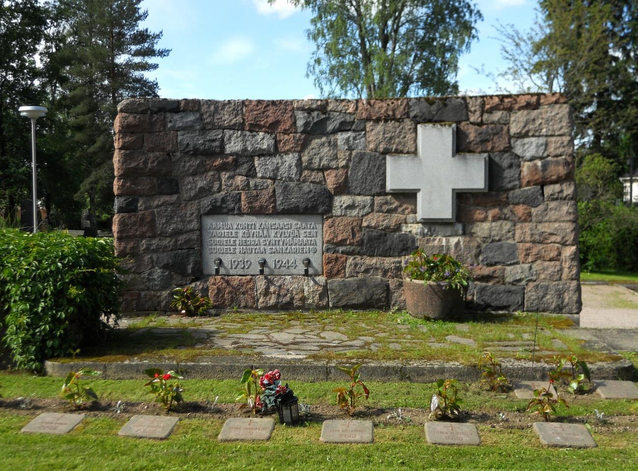 Orimattilan sankarihauta Orimattilan sankarihaudan on suunnitellut Arkkitehtitoimisto Salmio-Toiviainen & Toiviainen ja se on paljastettu 22.8.1948.
