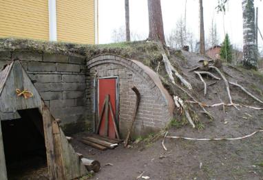 10/42 Alkuperäinen kansakoulu eli ns. keskirakennus. Uudempi koulurakennus. Maakellari. Ruokalarakennus.