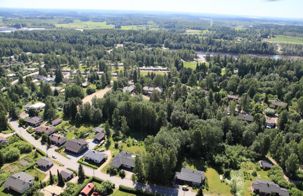 11/42 Viistoilmakuva idästä, v. 2015. Lappeenrannan kaupungin tilakeskuksen mukaan ylärakennuksen huoneala on 177 m² ja bruttoala 198 m².