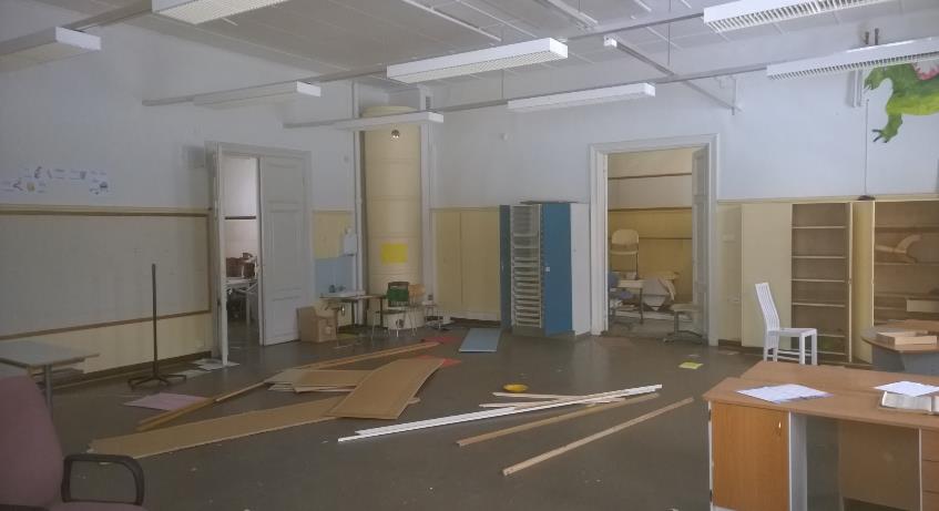 12/42 Alkuperäisessä kansakoulussa eli ns. keskirakennuksessa on kaksi sisäänkäyntiä. Kaakkoispäädyssä on kaksi asuinhuonetta, keittiö ja varastoja. Sisäänkäynnin yhteydestä on portaat ullakolle.