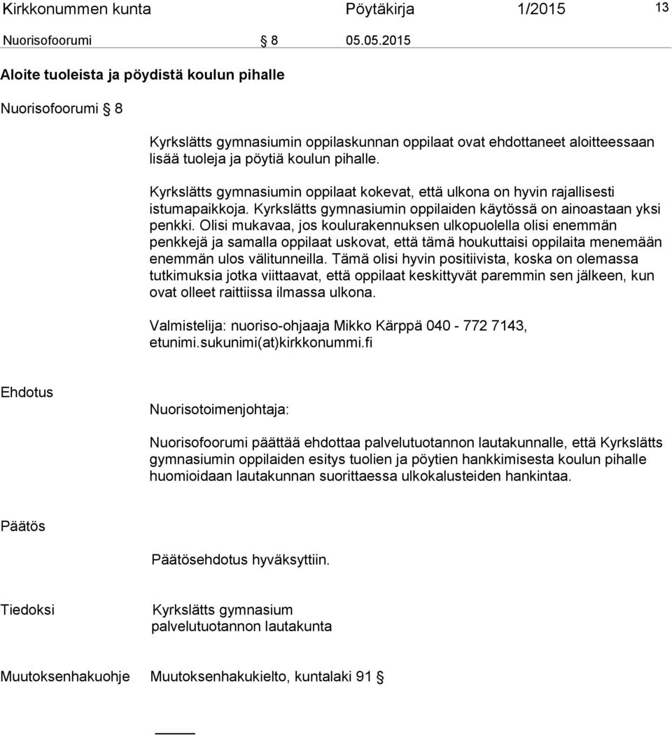 Kyrkslätts gymnasiumin oppilaat kokevat, että ulkona on hyvin rajallisesti istumapaikkoja. Kyrkslätts gymnasiumin oppilaiden käytössä on ainoastaan yksi penkki.