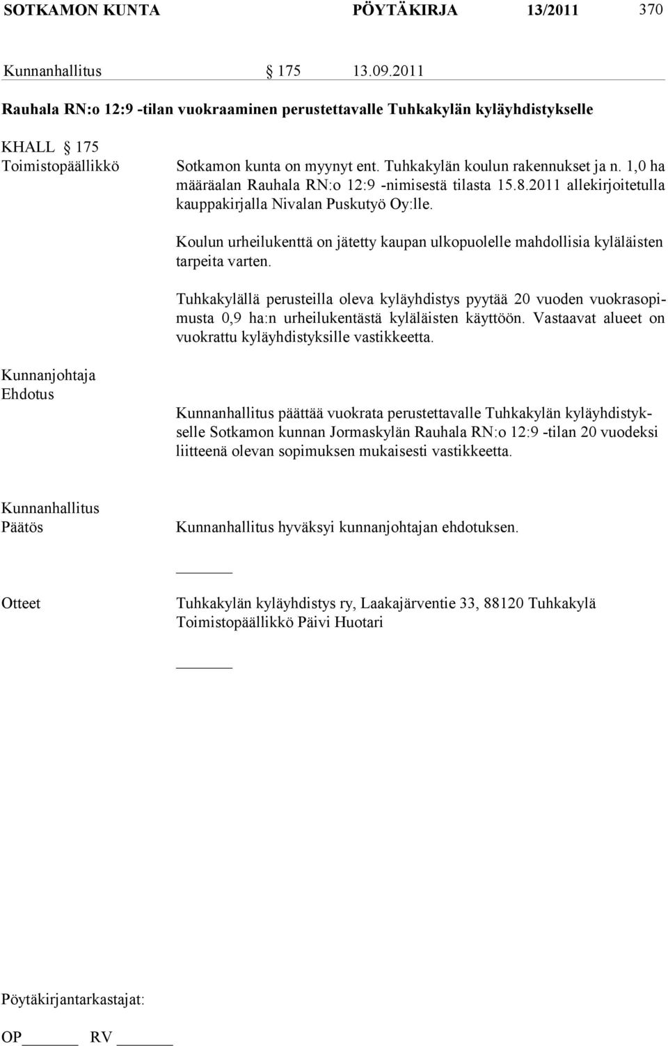 Koulun urheilukenttä on jätetty kaupan ulkopuolelle mahdollisia kyläläisten tarpeita varten.