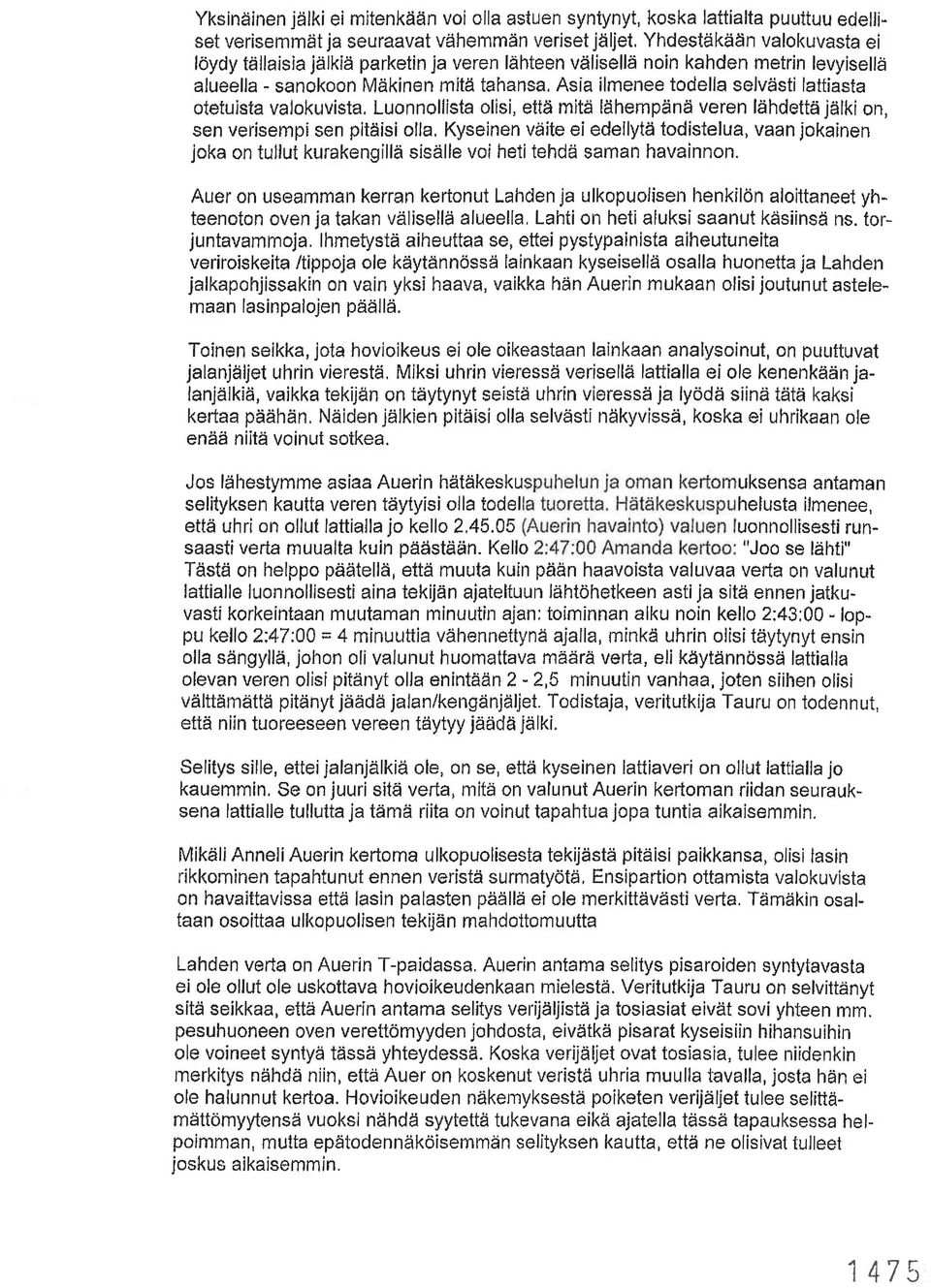 Asia ilmenee todella selvästi lattiasta otetuista valokuvista. Luonnollista olisi, että mitä lähempänä veren lähdettä jälki on, sen verisempi sen pitäisi olla.