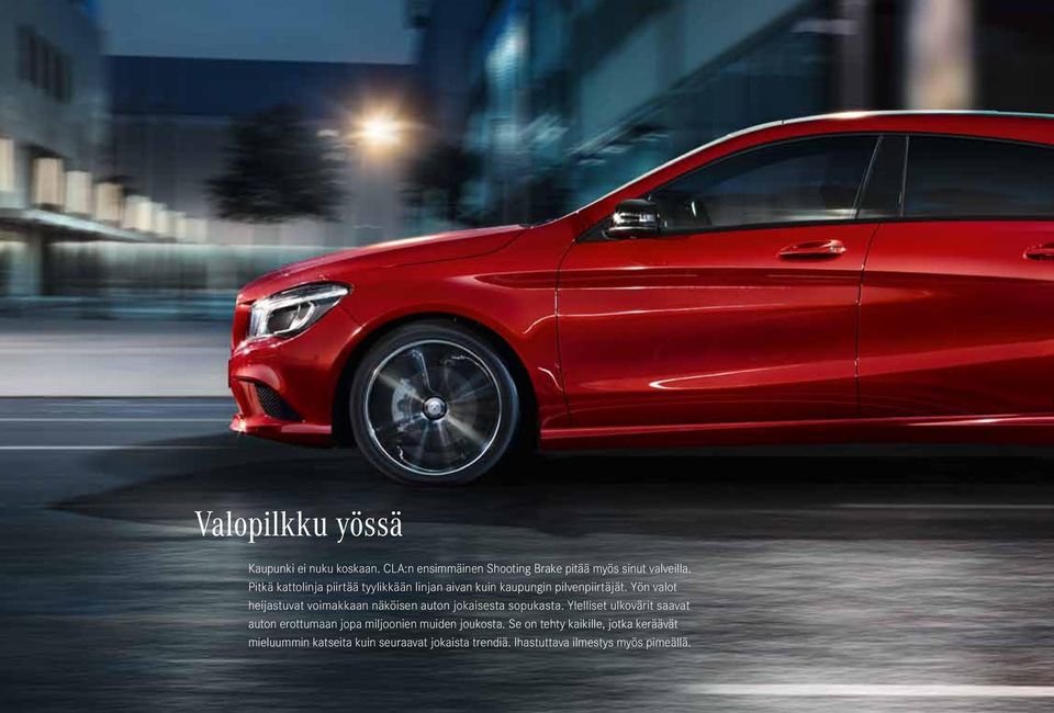 Yön valot heijastuvat voimakkaan näköisen auton jokaisesta sopukasta.