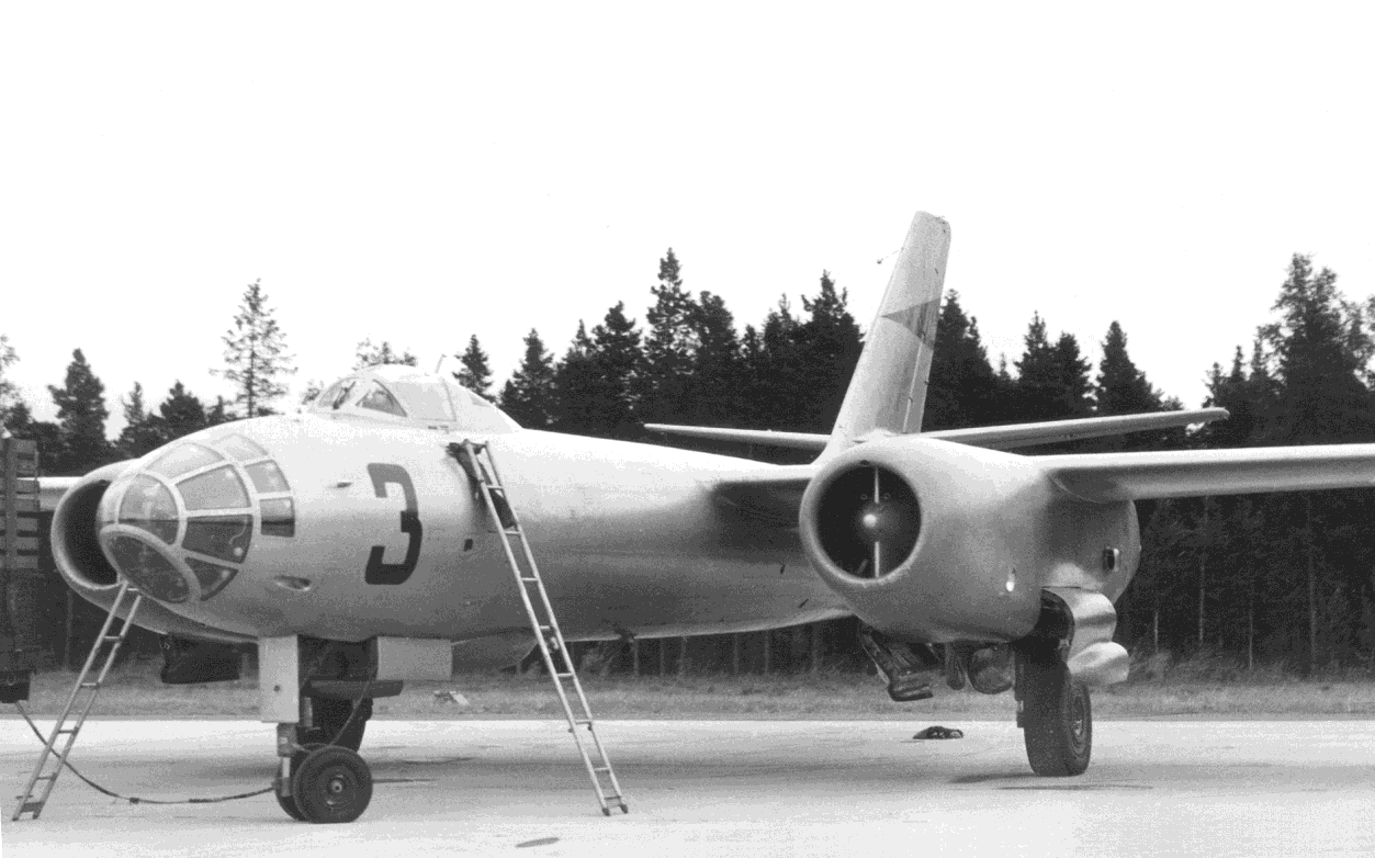 Ilmavoimien lentokonetyypit 1960-luvulta nykypäivään Iljushin Il-28 ja Il-28R Iljushin Il-28 oli venäläinen kaksimoottorinen ja kolmipaikkainen kevyt pommituskone ja Il-28R oli tyypin