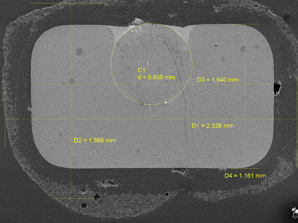 4.2. Käämien rakenne 37 sella pinnalla on hyvin ohut kerros epoksia. 4.2 Käämien rakenne Kuvissa 4.2, 4.3 ja 4.4 on nähtävissä elektronimikroskoopilla otetut poikkileikkauskuvat eri langoista.