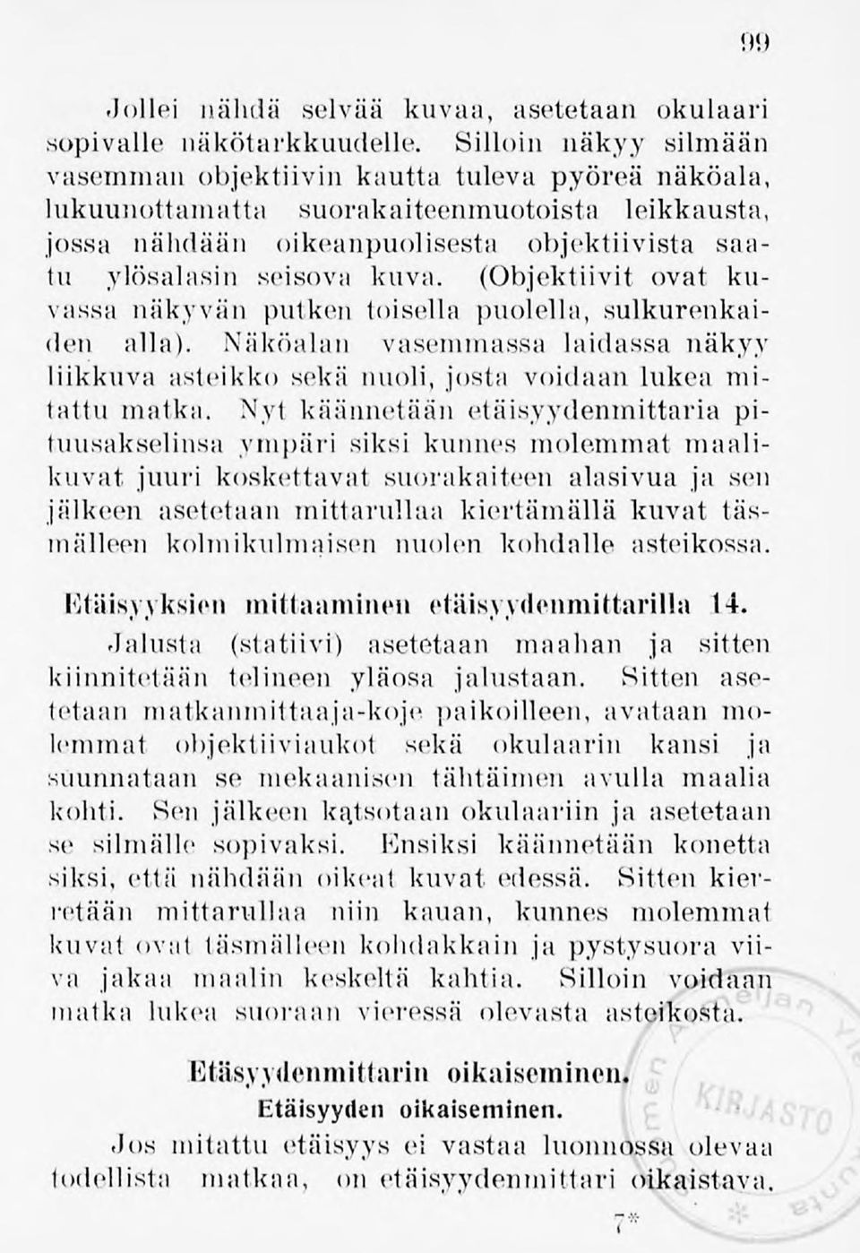 (Objektiivit ovat kuvassa näkyviin putken toisella puolella, sulkurenkaiden alla). Näköalan vasemmassa laidassa näkyy liikkuva asteikko sekä nuoli, josta voidaan lukea mitattu matka.