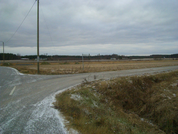 10 Asuinpaikkaa pellossa risteyksen takana. Kuvattu syksyllä 2010. Lounaaseen. LAPUA 30 JÄRVILUOMANMÄKI Mjtunnus: 408010030 Rauh.