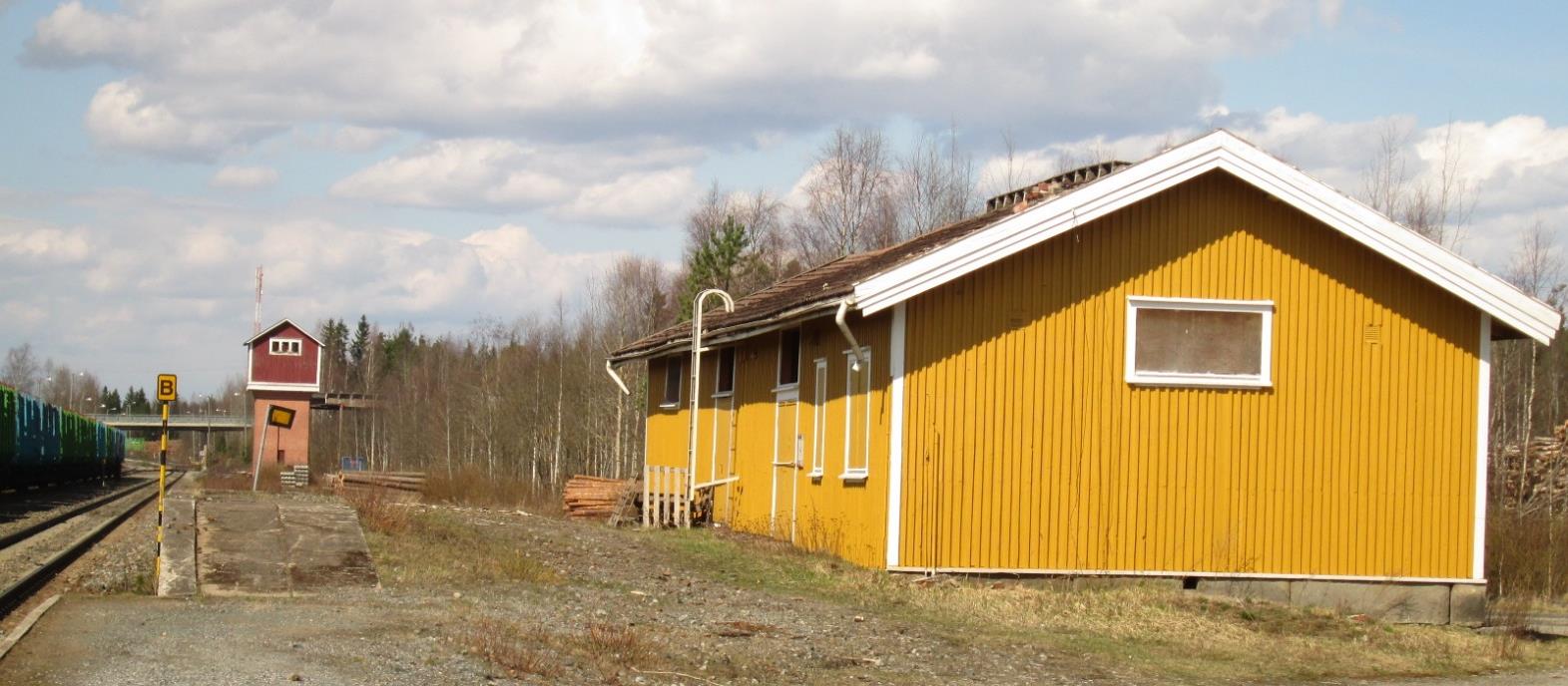 Varastorakennus ja vesitorni. Asema-alueeseen kuuluu kaksi asuinrakennusta piharakennuksineen. Rakennukset ovat nyt yksityisomistuksessa.