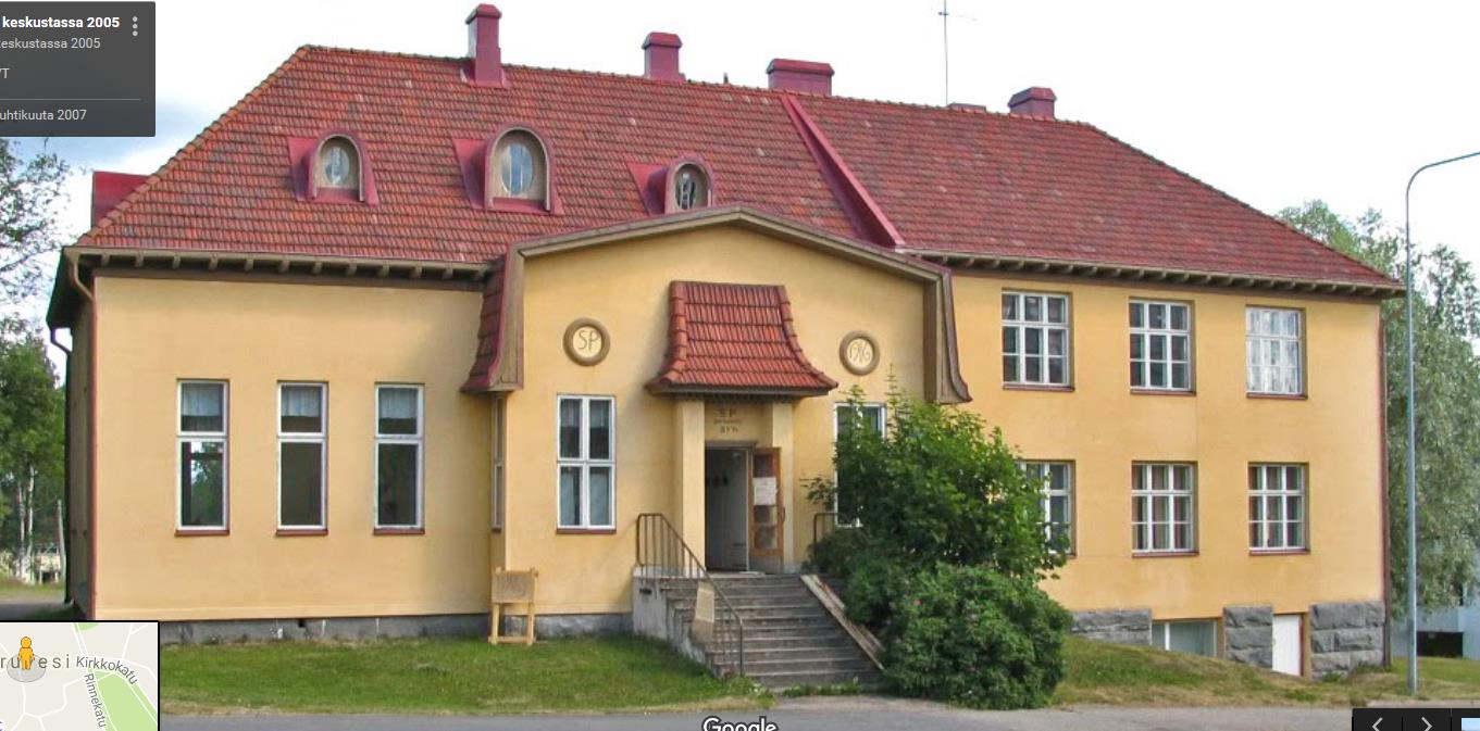 Keskusta-alueen vanhin rakennus, vuonna 1916 valmistunut Säästöpankki. Vuonna 1923 tehtiin rakennukseen koulukäyttöön tarkoitettu laajennus (oikealla).