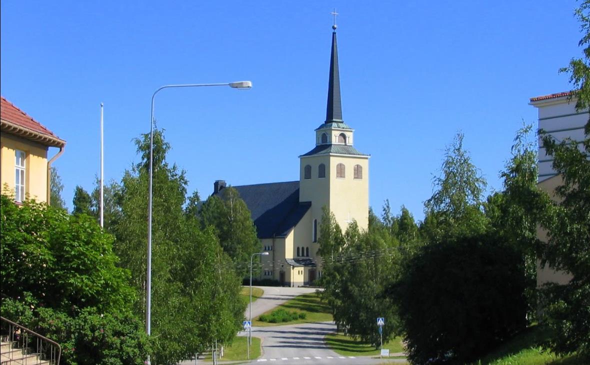 Edessä Pankkila. Tien toisella puolen on vuonna 1951 avattu Osuuskauppa Elo, purettu ja rakennettu uusi saman näköinen vuonna 1994 (?). Taustalla kirkkotie ja kirkko.