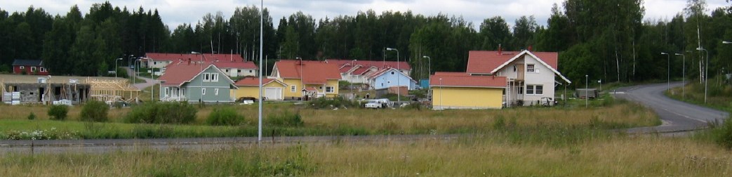 3.13 Rakennettu ympäristö 3.131 Väestö ja palvelut Etäisyys palveluihin: koulu ja kaupalliset palvelut noin 0,8 km, rautatieasema 1,5 km. 3.132 Rakennettu ympäristö Alue on rakentamaton, mutta se liittyy rakennettuihin alueisiin (kohdan 3.