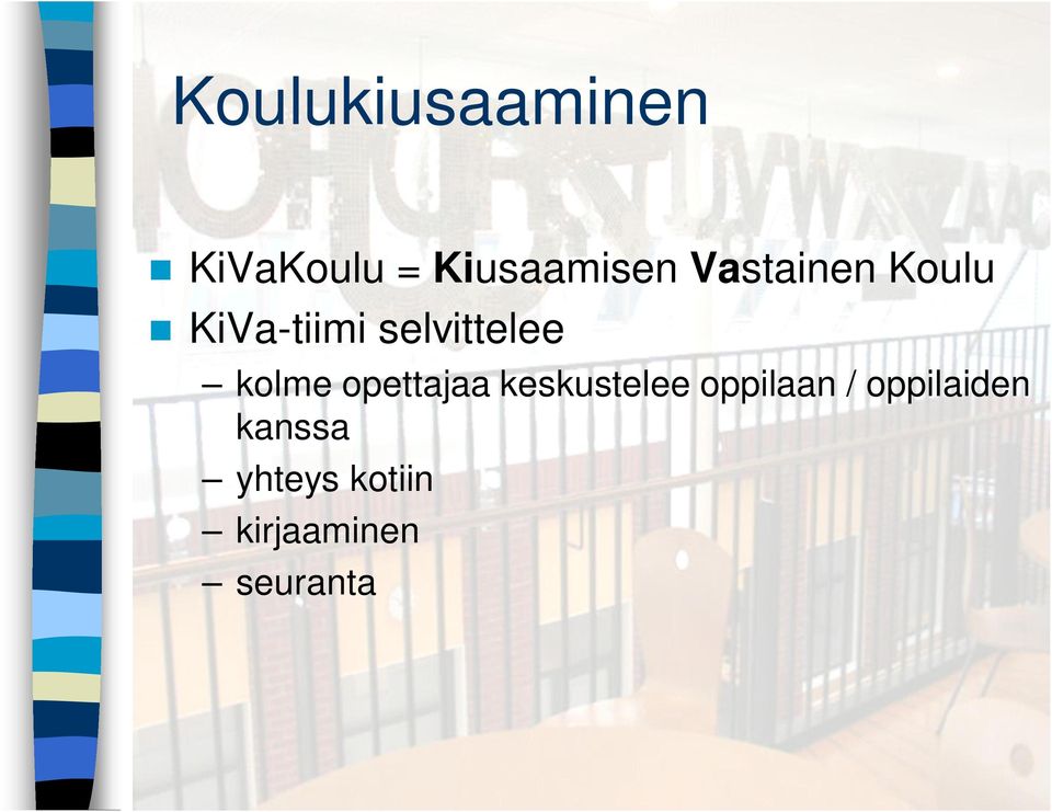 kolme opettajaa keskustelee oppilaan /