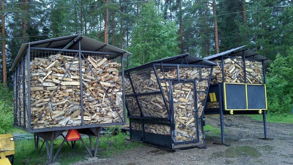 31 (66) Kuva 34. Pohjoisen Keski-Suomen oppimiskeskuksen (POKE) valmistamia pilkkeiden kuivaus- ja varastointihäkkejä. Kuvaajassa esitetään häkkien massat. Pilkkeet on valmistettu keväällä 2011.