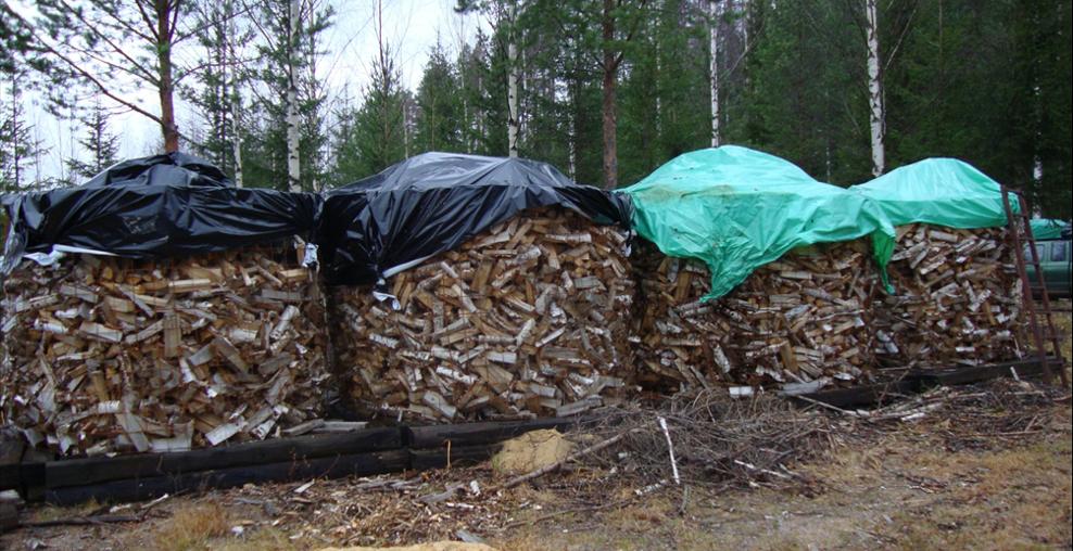 32 (66) 5.2.2 Pilkkeiden kuivuminen irtokasoissa Seuraavassa on esimerkkejä pilkkeiden kuivumisesta ja kuivien pilkkeiden kosteushajonnasta erilaisissa irtopilkekasoissa. Kuva 35.