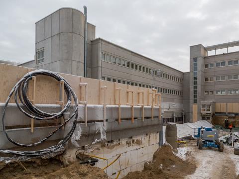 Koska Mikkelin keskussairaalan uudistaminen moderniksi hyvinvointikeskukseksi tapahtuu keskussairaalan ollessa normaalisti toiminnassa, on hankkeen eri vaiheiden järjestys ja aikataulu jouduttu