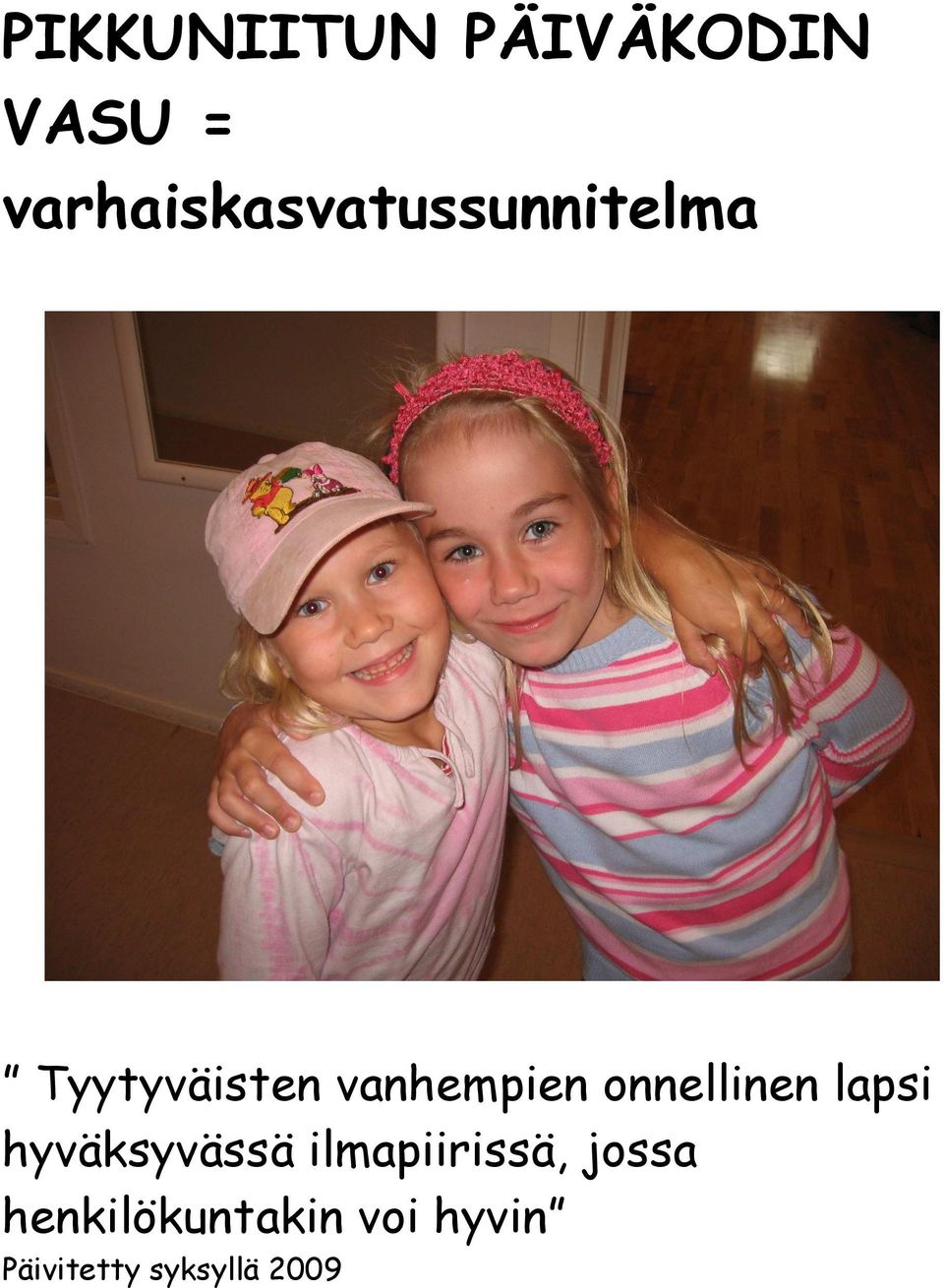 vanhempien onnellinen lapsi hyväksyvässä