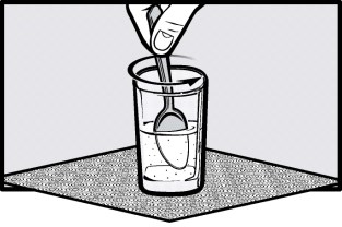 Lisää noin 25 ml vettä 30 ml mittamukiin. Veden määrän ei tarvitse olla tarkka. 25 ml vettä 3. Kaada vesi mittamukista pieneen lasiin. Dispergoituvien tablettien lisääminen 4.