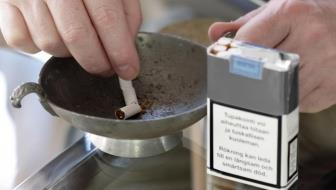 Tupakkapakkauksissa tulee olla varoitukset. Tupakkalaki tiukentui - uusi laki voimaan 15.8.2016 Savukkeiden ja sähkötupakan tuoksut ja maut kielletään ( v.