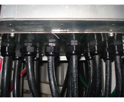 3 Mekaaninen asennus VLT HVAC Drive High Power -taajuusmuuttajan 3.3.8 Läpivienti/putken vienti - IP21 (NEMA 1) ja IP54 (NEMA12) Kaapelit kytketään läpivientilevyn läpi pohjasta.